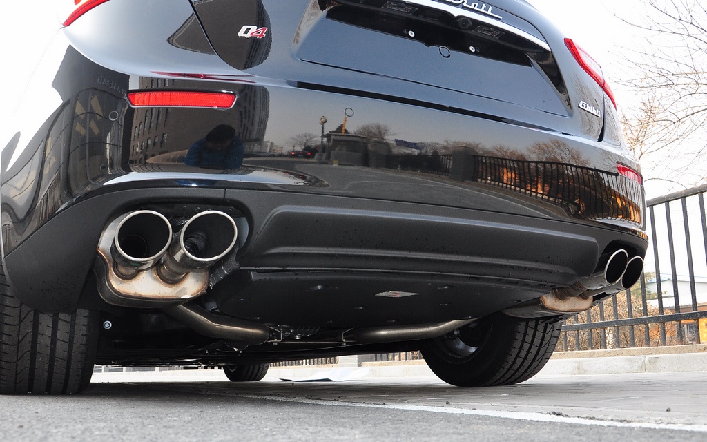 德国进口工业润滑油|排气管黑乎乎的，是不是汽车有故障了