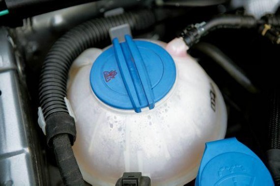 提醒北方车主：天气转凉，爱车保养不只是换防冻液那么简单|进口润滑油厂家